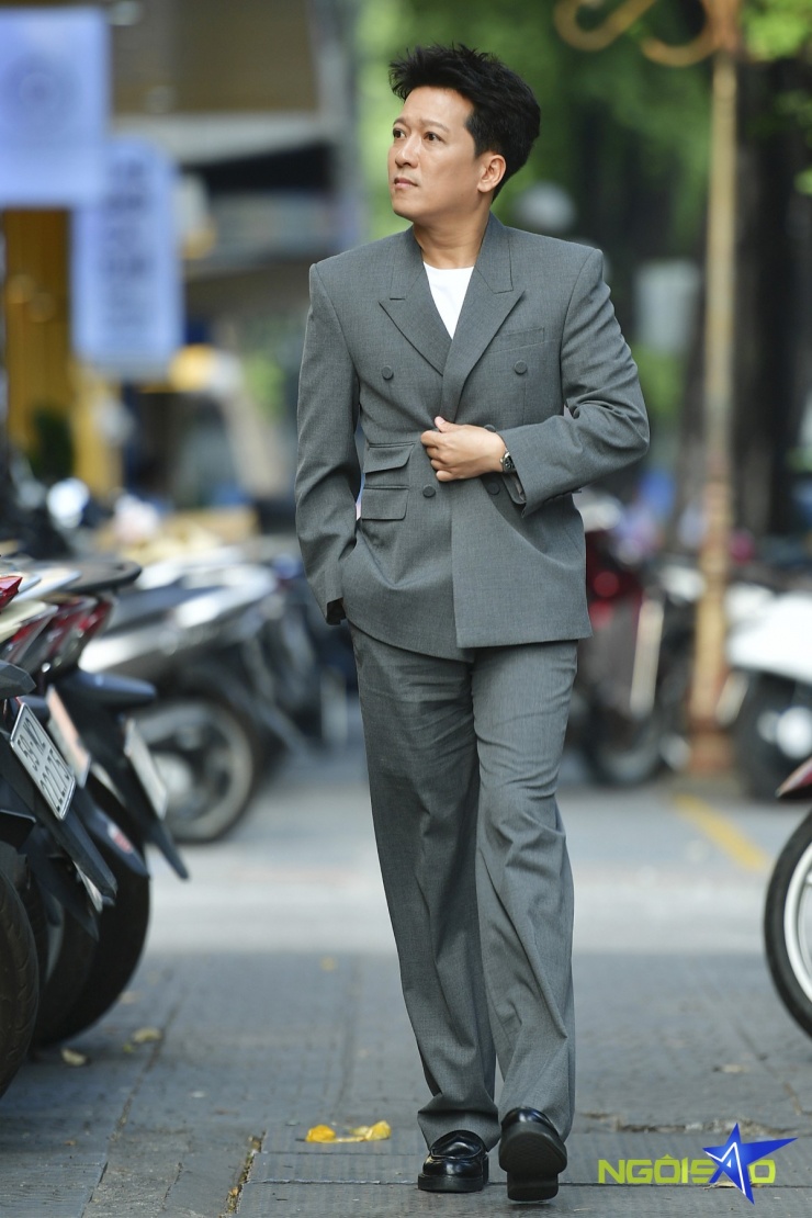 Chồng Nhã Phương sải bước trên phố, thu hút sự chú ý của nhiều người qua đường.