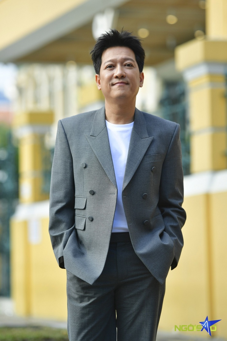 Trường Giang tạo dáng trước ống kính. Video: Mi So