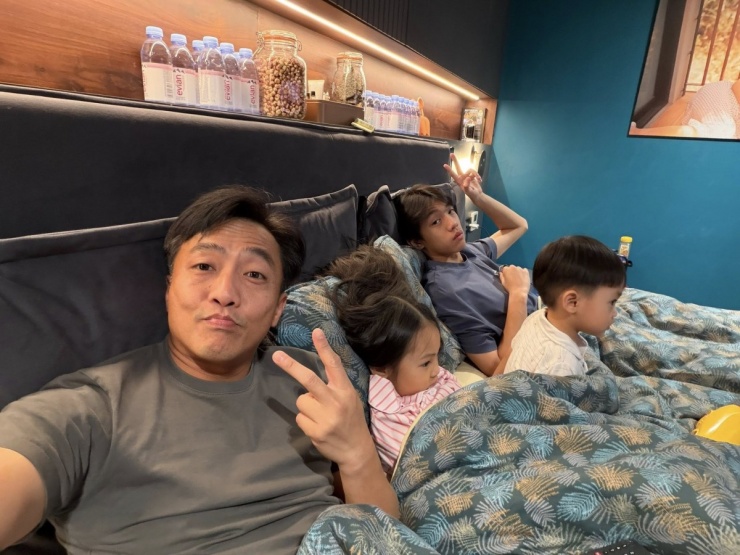 Ảnh sao 29/1: Cường Đôla 'bỏ rơi' vợ, ngủ riêng với ba con - 1