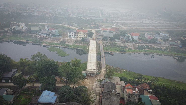 Khởi công từ tháng 3/2024, dự án xây mới cầu Mụ (bắc qua sông Đáy) kết nối xã Dân Hoà (huyện Thanh Oai cũ) với xã Hoà Phú (huyện Chương Mỹ cũ), được kỳ vọng sẽ thay thế hoàn toàn cây cầu cũ vốn đã xuống cấp và quá tải.