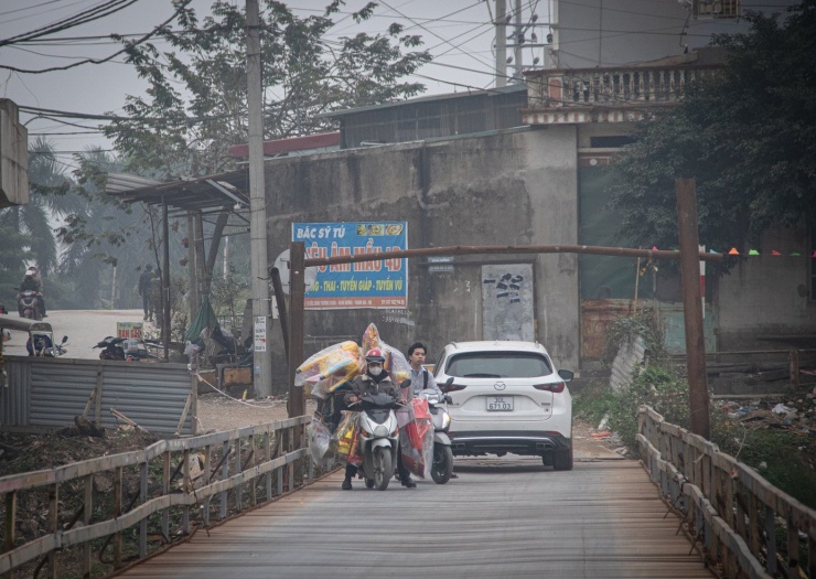 Người dân gặp nhiều khó khăn khi lưu thông qua khu vực cầu tạm đã xuống cấp.