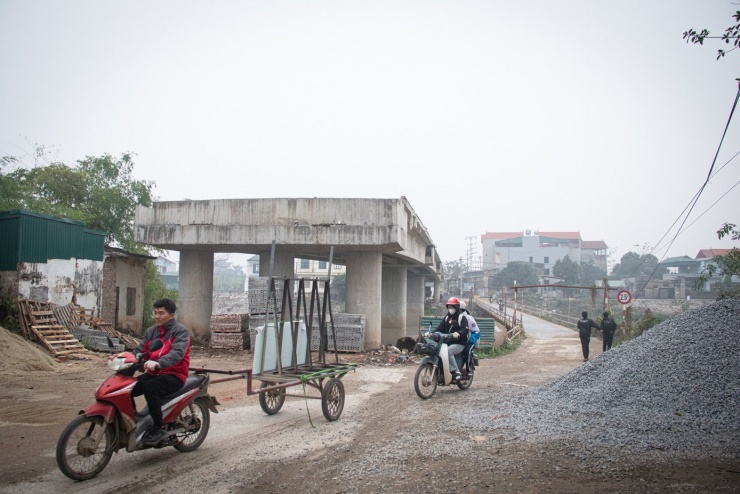 Việc đi lại của người dân qua khu vực dự án bị ảnh hưởng khi tuyến đường hai bên cầu bị thu hẹp để phục vụ quá trình xây dựng.