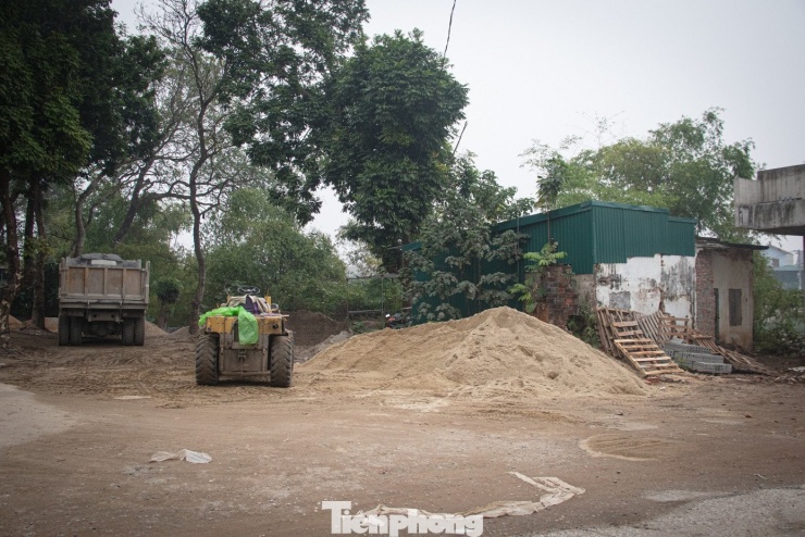 Công trường thi công hai đầu cầu gần như '"đắp chiếu" bỏ không.