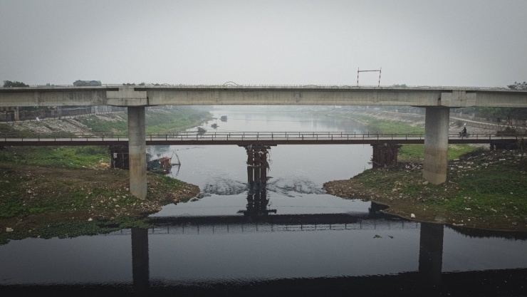 Lý giải nguyên nhân chậm trễ, đại diện Ban Giao thông (Chủ đầu tư) cho biết dự án đang ngưng trệ hạng mục đường dẫn do vướng mặt bằng đất ở. Nguyên nhân chủ yếu do quá trình sắp xếp đơn vị hành chính huyện Chương Mỹ, Thanh Oai (cũ) làm gián đoạn thủ tục; cộng thêm việc Luật Đất đai mới có hiệu lực khiến người dân kiến nghị áp dụng khung giá đền bù mới, buộc phải rà soát lại phương án đã phê duyệt.