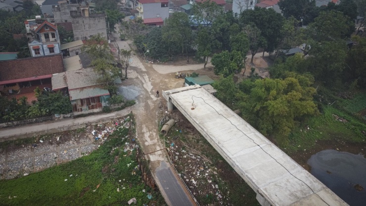 Về lộ trình tháo gỡ, sau khi trực tiếp tiếp nhận nhiệm vụ giải phóng mặt bằng, Ban đang phối hợp chặt chẽ với địa phương để giải quyết dứt điểm trong quý I/2026. Chủ đầu tư khẳng định, ngay khi có mặt bằng sạch sẽ huy động tổng lực thi công bù tiến độ, phấn đấu hoàn thành dự án vào quý II/2026.