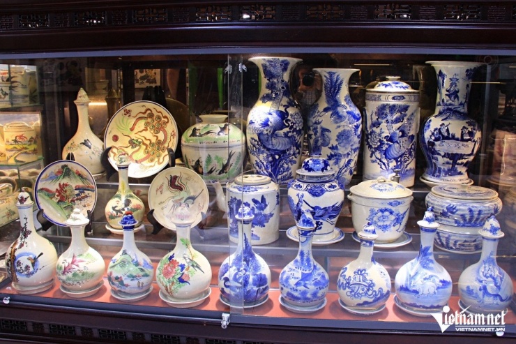 Một góc nhỏ bộ sưu tập gốm Lái Thiêu của anh Duy. Ảnh: Hà Nguyễn