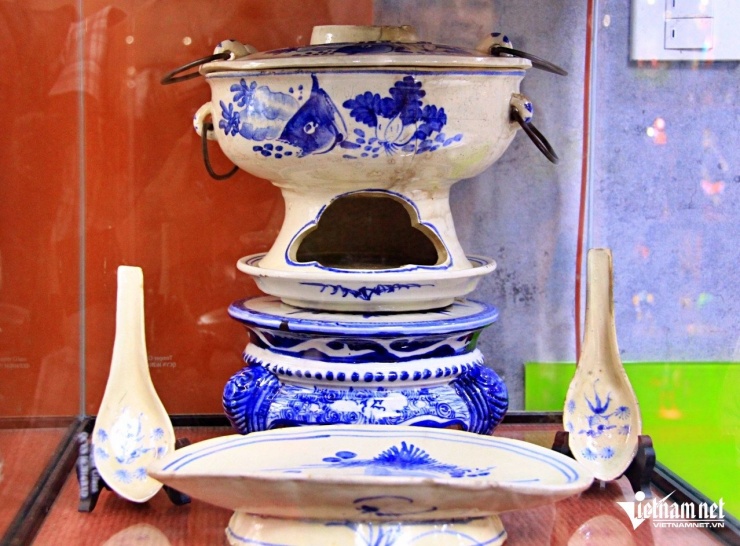 Chiếc nồi lẩu cù lao bằng gốm Lái Thiêu hiếm gặp được anh Duy đấu giá từ Pháp về. Ảnh: Hà Nguyễn