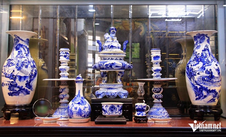 Bộ lư, chân đèn gốm Lái Thiêu hiếm gặp được nhiều người săn lùng với giá cao. Ảnh: Hà Nguyễn