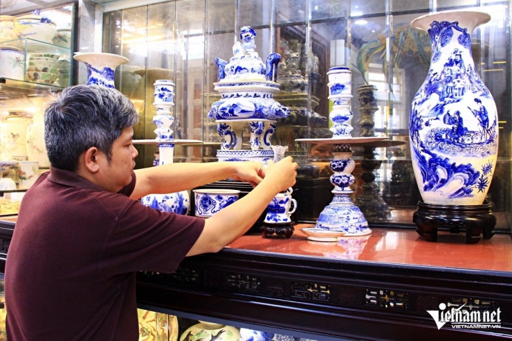 Anh Duy cho biết sẽ sử dụng bộ lư này để thờ ông bà tổ tiên. Ảnh: Hà Nguyễn