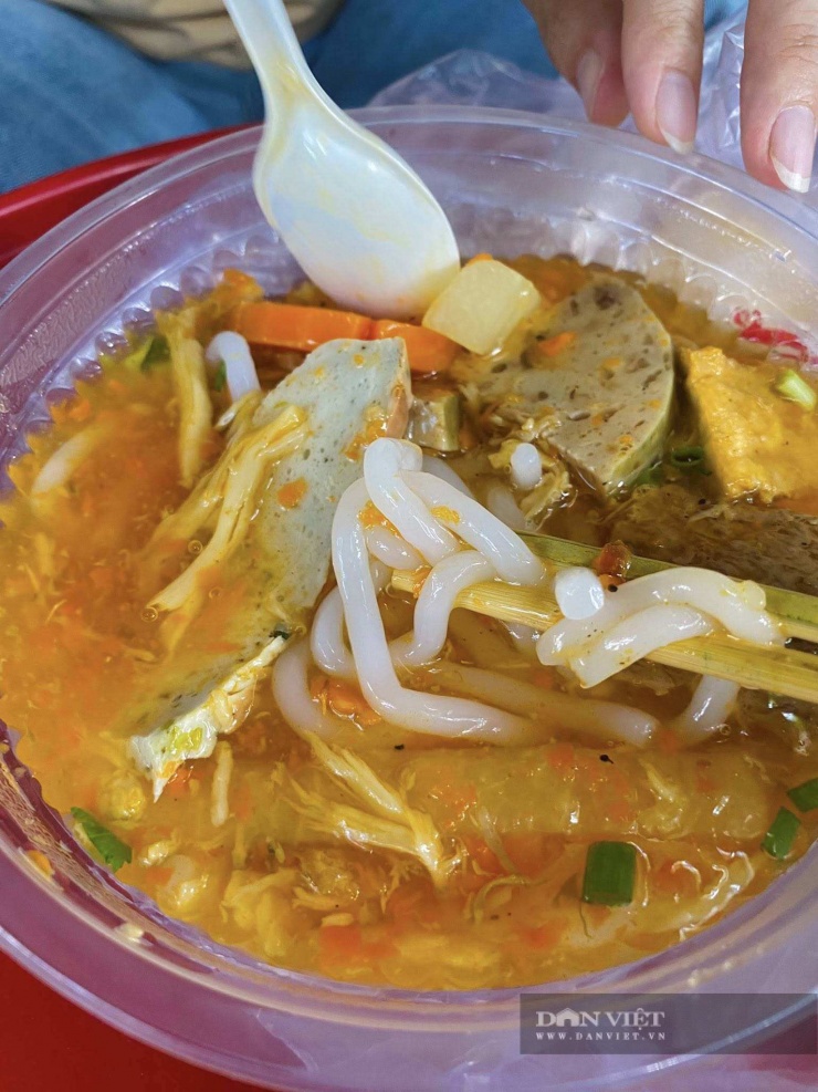 Nước dùng được nấu từ rau củ và nấm nên có vị ngọt tự nhiên, trong trẻo nhưng vẫn đậm đà.