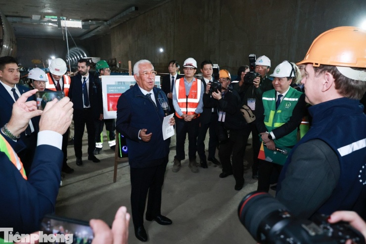 Chủ tịch Hội đồng châu Âu António Costa nói chuyện với các kỹ sư tại dự án metro số 3 ở khu vực Văn Miếu - Quốc Tử Giám. Ảnh: Nhật Minh
