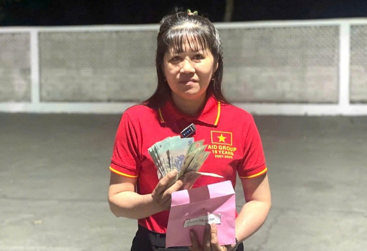 Chị Võ Thị Đệ vui mừng khi được thưởng lớn cuối năm.