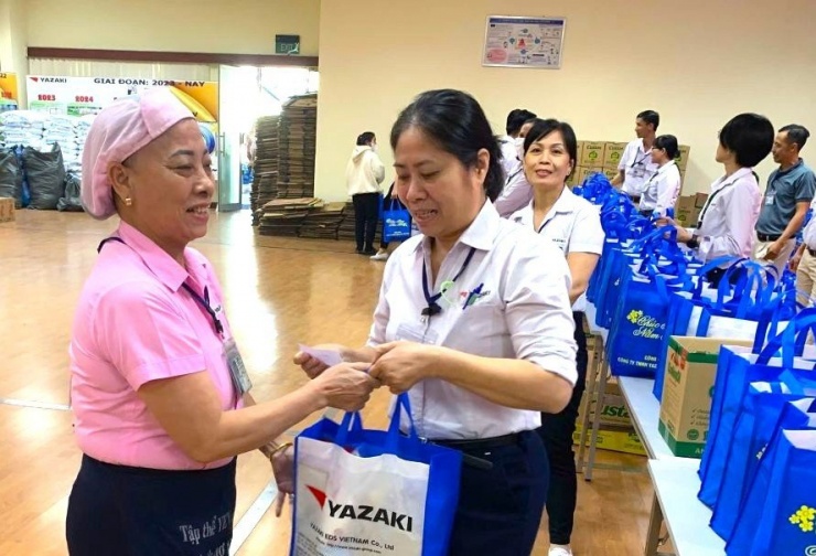 Công nhân phấn khởi khi doanh nghiệp tăng tiền thưởng cuối năm và tăng lương trong năm tiếp theo.