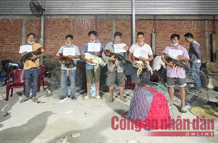 Các đối tượng và tang vật thu giữ.