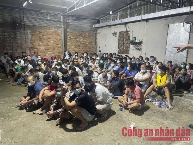 Các đối tượng tại thời điểm Cục Cảnh sát hình sự phối hợp với các đơn vị nghiệp vụ của Bộ Công an bắt quả tang về hành vi tổ chức đánh bạc và đánh bạc.