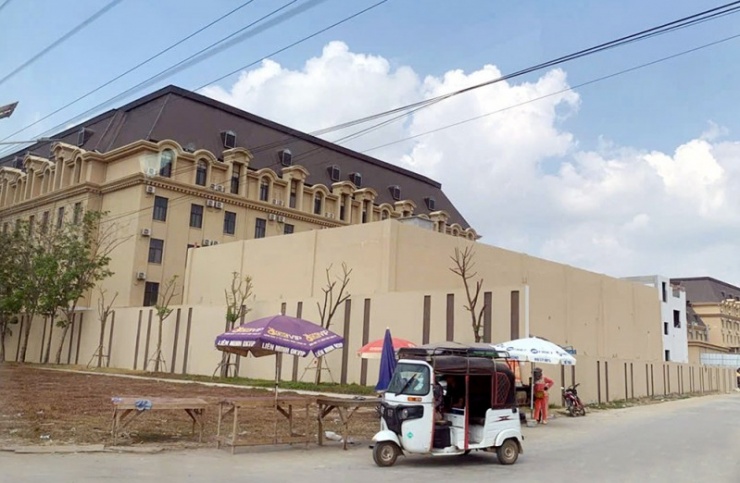 Tòa nhà địa chỉ tại xã Krabau, huyện Kamchay Mear, tỉnh Prey Veng, Campuchia nơi các đối tượng ẩn náu để hoạt động phạm tội.