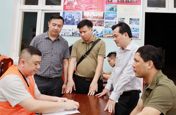 Đại tá Trần Quốc Huy, Phó Giám đốc Công an tỉnh Lào Cai (thứ 2 từ bên phải) đấu tranh với Lê Đình Hùng - &nbsp;đối tượng cầm đầu băng nhóm.