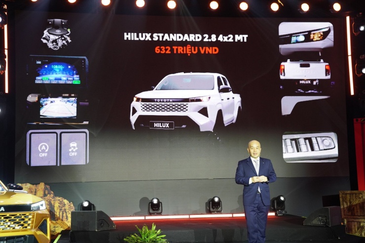 Ông Keisuke Tokunaga, Giám đốc Khối Chiến lược kinh doanh, Công ty Ô tô Toyota Việt Nam công bố giá bán xe Hilux thế hệ mới