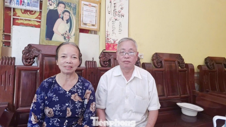 Niềm vui của vợ chồng ông Nguyễn Văn Long khi nhận tiền hỗ trợ hàng tháng của tỉnh Bắc Ninh. Ảnh: Nguyễn Thắng