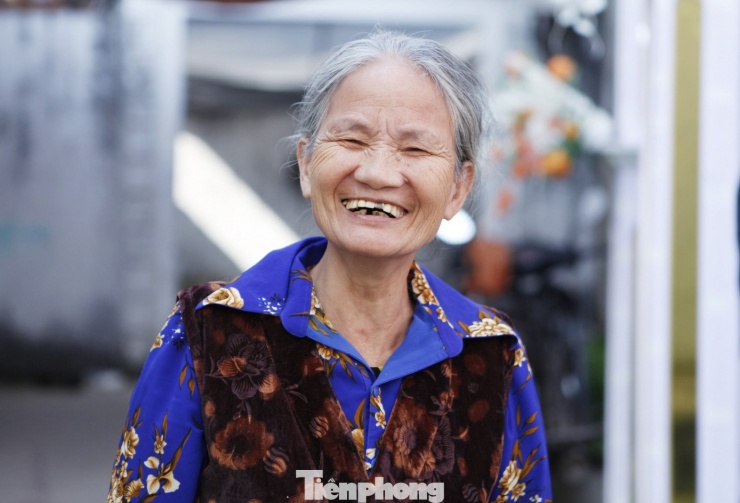 Bà Đào Thị Phán vui mừng khi được tỉnh Bắc Ninh hỗ trợ mua bảo hiểm y tế. ﻿Ảnh: Nguyễn Thắng