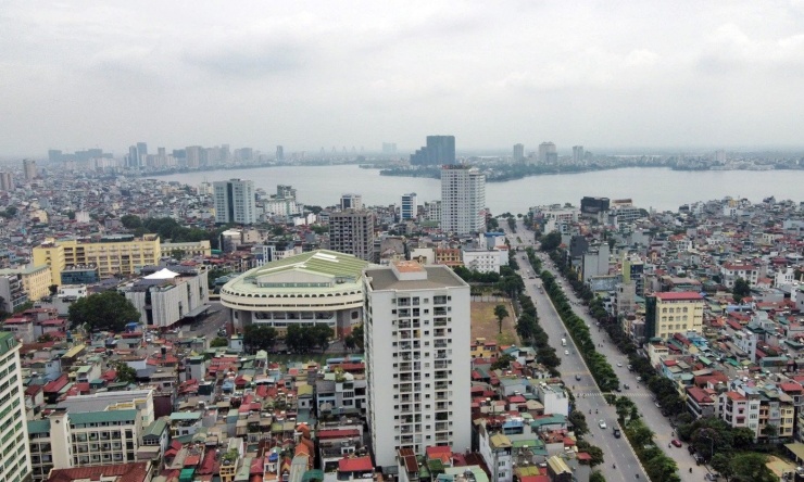 Nhà mặt phố trên đường Trích Sài ven hồ Tây (phường Tây Hồ) đang được chào bán với giá gần 2 tỷ đồng/m2. Ảnh: Ninh Phan.