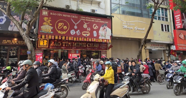 Nhiều cửa hàng trên "Phố vàng" Trần Nhân Tông (Hà Nội) luôn đông đúc từ nhiều tháng nay. Ảnh: Dương Ngọc