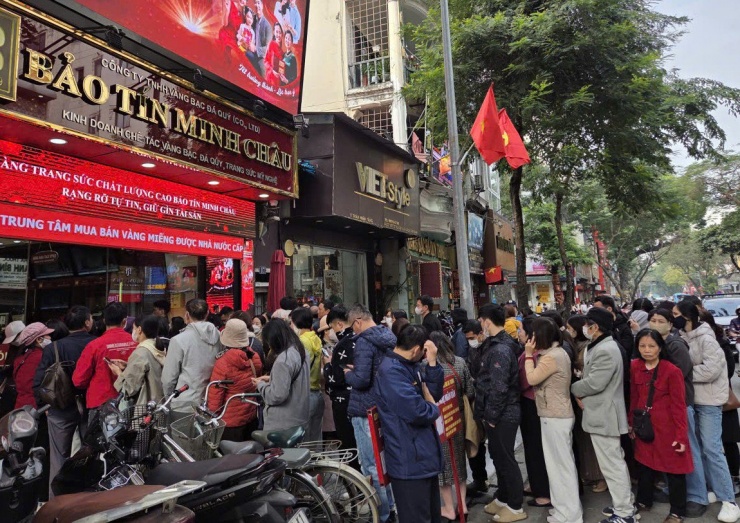 Người dân xếp hàng chờ mua bán vàng ở Hà Nội. Ảnh: Dương Ngọc