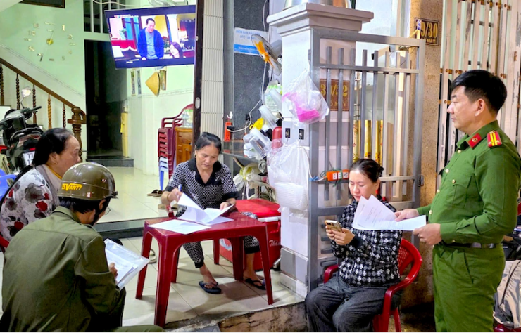 Lực lượng Công an tỉnh Gia Lai đi từng nhà dân kêu gọi người dân tố giác tội phạm.