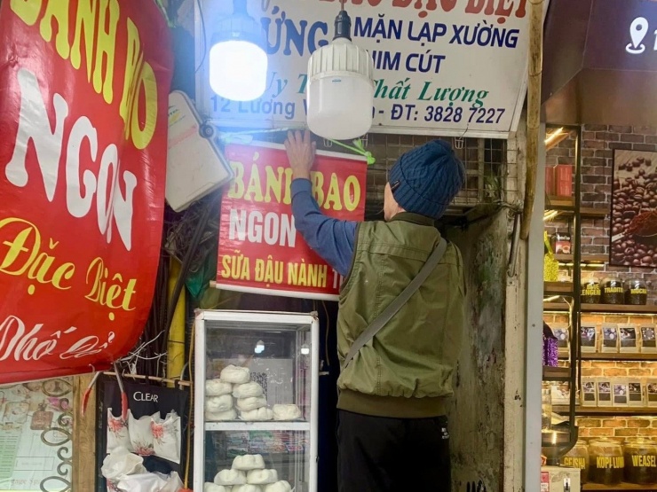 Nhiều người lớn tuổi đã dành cả cuộc đời gắn bó, mưu sinh ở phố cổ.