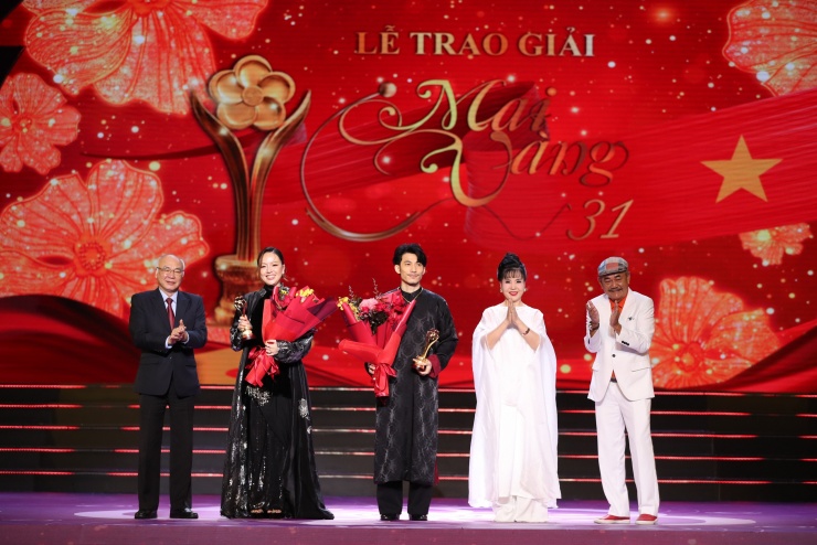 Liên Bỉnh Phát, Băng Di cảm ơn “người đặc biệt” khi đoạt giải Mai Vàng 31-2025 - 2