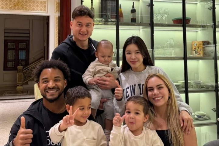 Vợ chồng Văn Lâm hội ngộ gia đình Xuân Son