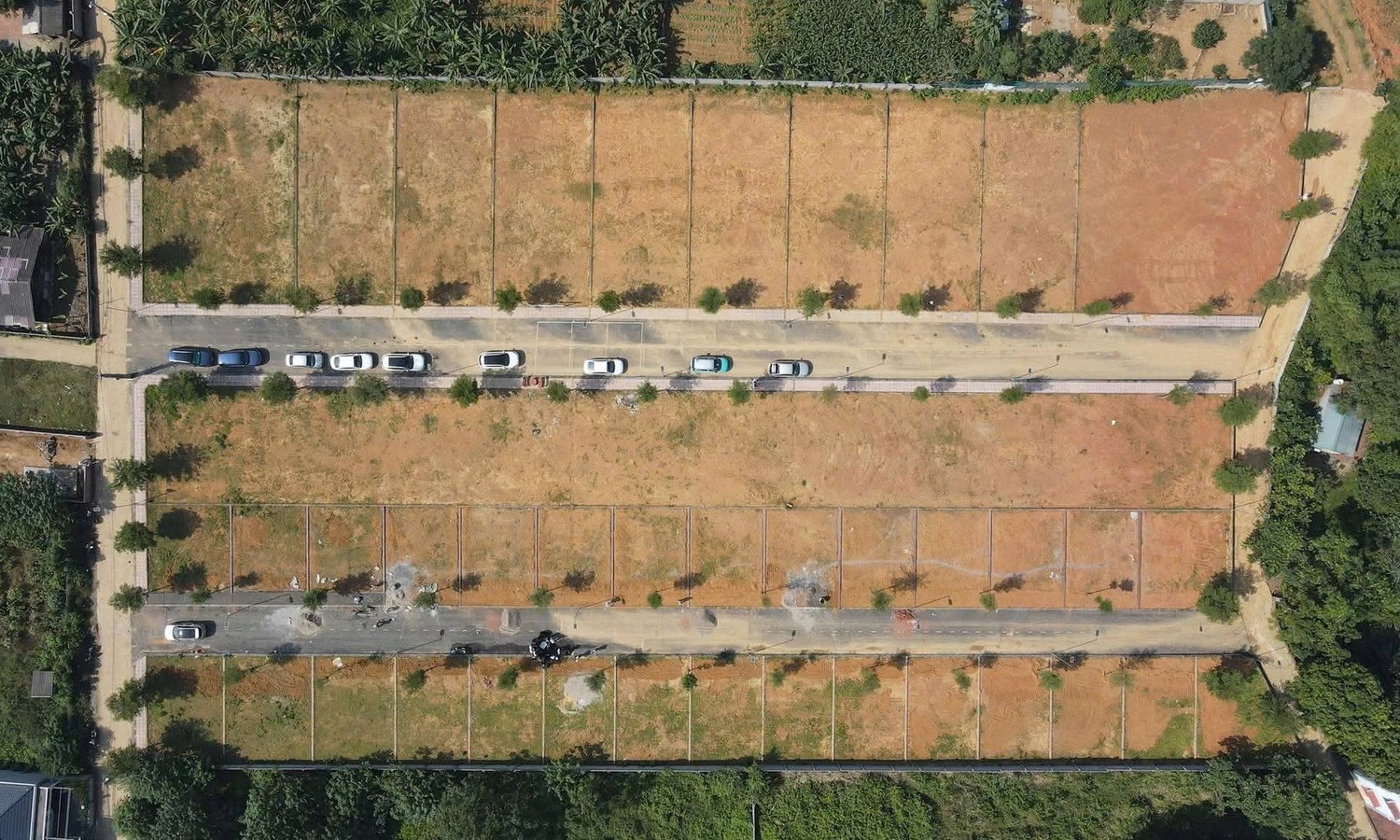 Ồ ạt phân lô bán nền, 'thổi giá' đất vùng ven Hà Nội 'ăn theo' thông tin quy hoạch - 1