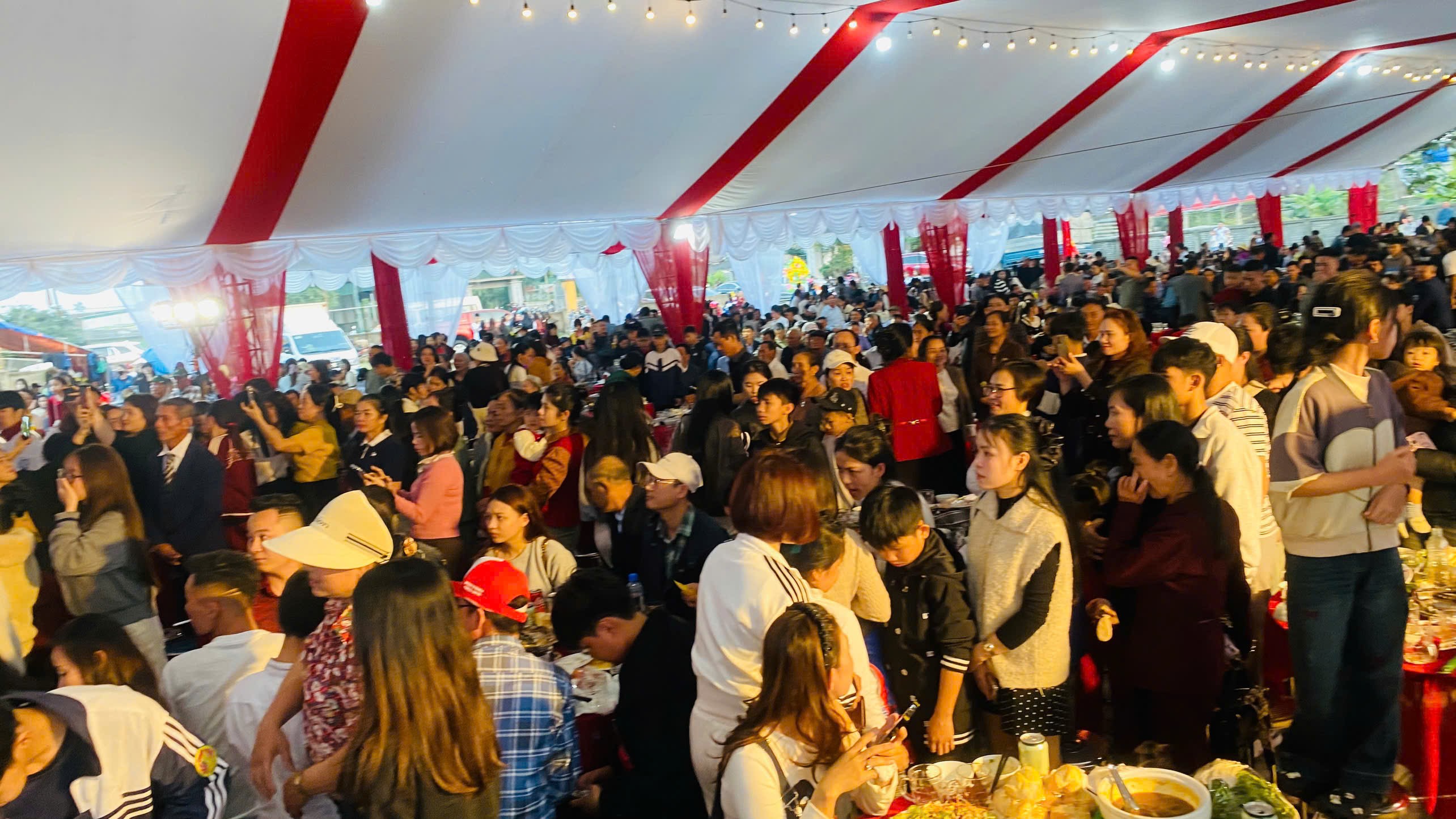 Hàng nghìn người khắp nơi đổ về giao lưu với Đình Bắc