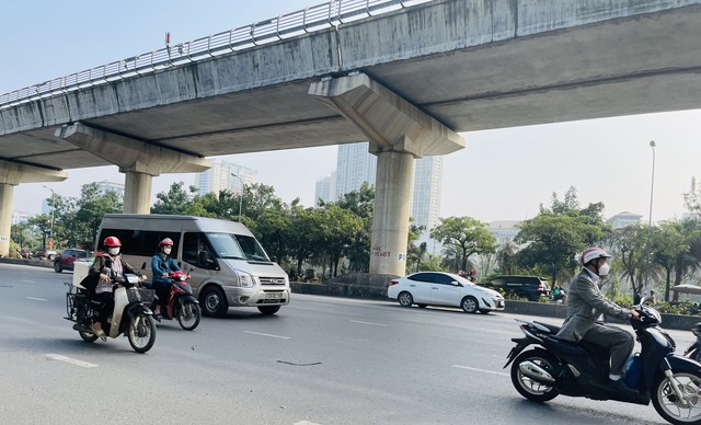 Theo dự báo thời tiết, trưa chiều Hà Nội nắng mạnh mức nhiệt tăng dần. Ảnh: TH