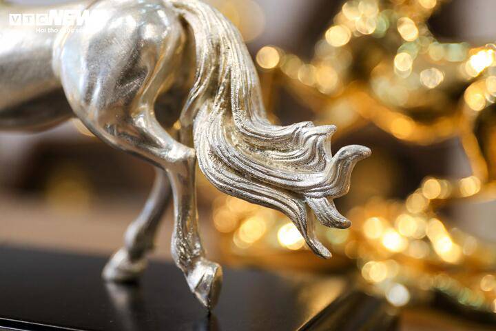 Theo anh Huy, chủ cửa hàng, tượng ngựa đúc bạc “Bạch ngân tuấn mã” là tác phẩm nghệ thuật được chế tác tinh xảo, biểu trưng cho sự sang trọng và may mắn trong dịp năm mới. Sản phẩm làm từ bạc nguyên chất, phù hợp làm quà biếu, quà Tết cao cấp, thể hiện gu thẩm mỹ của người mua.