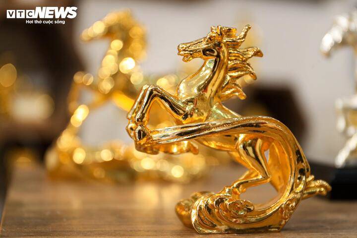 Bên cạnh các dòng sản phẩm cao cấp, cửa hàng còn giới thiệu nhiều mẫu tượng ngựa mạ vàng như ngựa vờn mây với giá khoảng 5 triệu đồng/sản phẩm, hay tượng thiên lý mã có mức giá dao động 4 - 8 triệu đồng/sản phẩm.