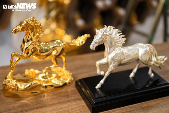 Đặc biệt, trong bối cảnh giá vàng và bạc biến động mạnh, giá trị các mẫu tượng cũng tăng theo. Hiện tượng ngựa đúc bạc “Bạch ngân tuấn mã” có giá 88 triệu đồng, với trọng lượng gần 17 cây bạc. Không chỉ mua làm quà tặng, quà biếu dịp Tết, khách hàng cũng có thể mua tượng ngựa đúc bạc này với mục đích tích sản.