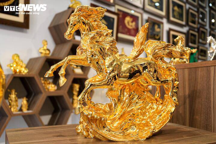 Dịp Tết năm nay, cửa hàng của anh Huy còn ra mắt sản phẩm “Song mã phi thiên”, tượng ngựa đúc đồng mạ vàng cao 44 cm, với mức giá 80 triệu đồng.
