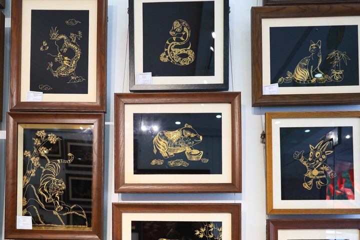 Tranh phong thủy con giáp mạ vàng với nhiều kiểu cách có giá từ 6 - 25 triệu đồng.