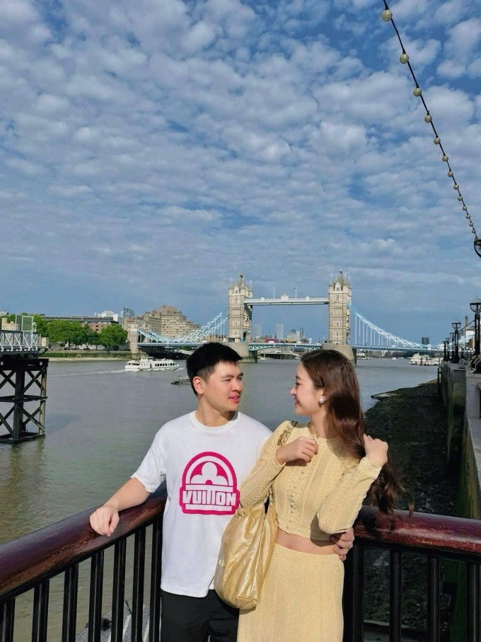 Vợ chồng Đỗ Mỹ Linh diện 'cây' đồ hiệu tình tứ ở London.