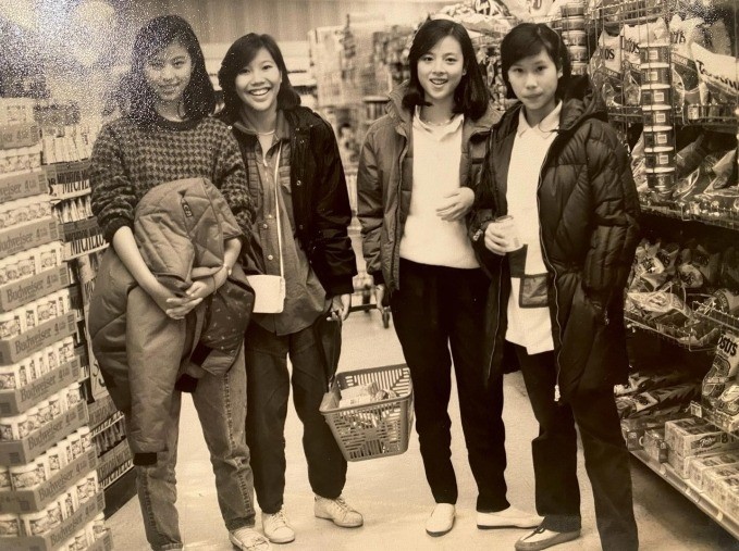 Madam Pang (thứ 2 từ phải sang) chụp hình cùng bạn trong một lần đi mua sắm vào năm 19 tuổi.