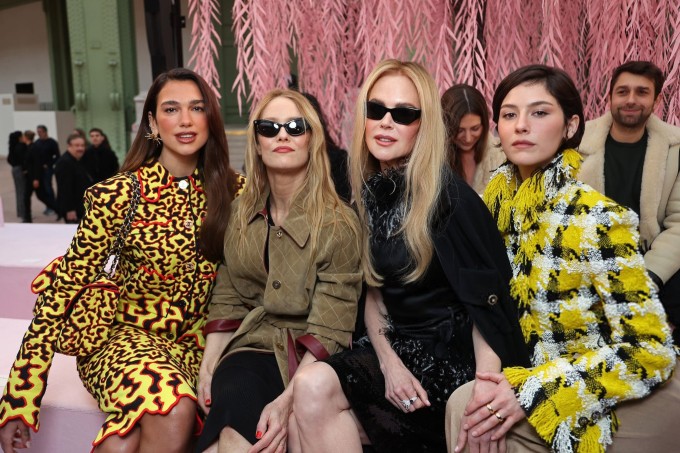 Ngôi sao 'Aquaman' giao lưu với bạn bè nghệ sĩ, bao gồm ca sĩ Dua Lipa, người mẫu Vanessa Paradis và ca sĩ Gracie Abrams (từ trái qua).