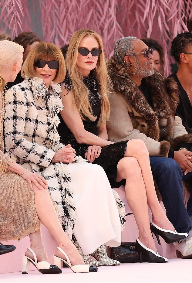 Nicole ngồi hàng ghế đầu xem show cùng bà Anna Wintour - tổng biên tập tạp chí Vogue, họa sĩ Arthur Jafa và nhiều nghệ sĩ nổi tiếng.