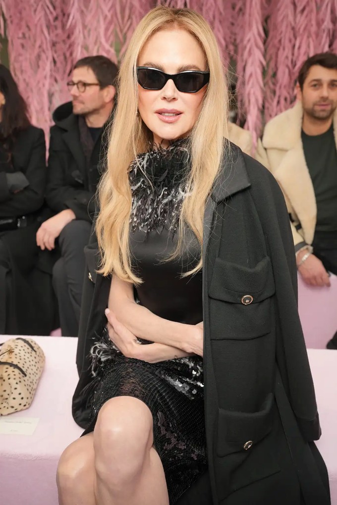 Từ khi ly hôn ca sĩ Keith Urban vào tháng 9/2025, Nicole Kidman tập trung vào công việc và gia đình. Cô không ngại thay đổi phong cách, diện mạo để làm mới bản thân và giữ năng lượng tích cực. Theo các nguồn tin, Nicole cũng đang hào hứng với nhiều dự án trong năm mới. Đầu năm nay, cô đăng ảnh ngắm pháo hoa ở Sydney cùng hai con gái tuổi teen với dòng chia sẻ: 'Hướng tới năm 2026'.