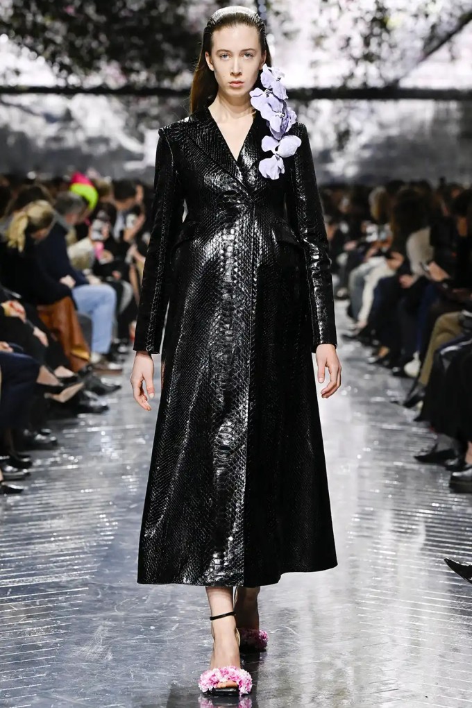 Sunday trình diễn trong show Xuân Hè 2026 của Dior hôm 26/1. Cô ra mắt sàn diễn vào tháng 10/2024 khi trình diễn cho Miu Miu tại Tuần lễ thời trang Paris.