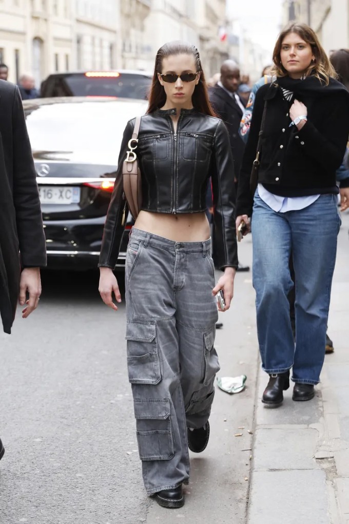 Hôm đầu tuần, con gái cả Nicole Kidman và Keith Urban - Sunday Rose - cũng có mặt tại Paris để tham gia một show diễn thời trang. Người mẫu 17 tuổi nhanh chóng thu hút sự chú ý trên đường phố với phong cách cá tính, diện áo khoác da dáng ngắn kết hợp quần jeans cargo xám ống rộng. Cô vuốt ngược mái tóc, đeo kính râm tối màu và túi Christian Dior, tạo nên tổng thể thời thượng và nổi bật.