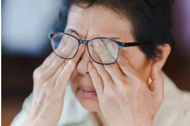 Mắt mờ, rối loạn thị lực tạm thời cần được lưu ý nguy cơ đột quỵ. Ảnh minh họa