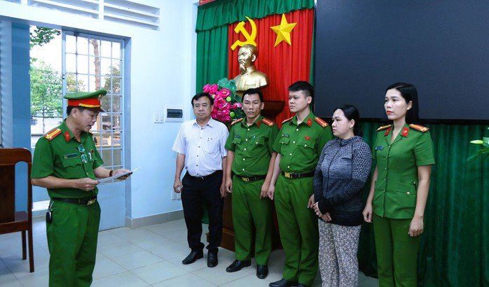 Công an đọc lệnh bắt Lê Thị Bích Phượng