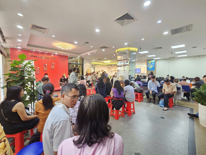 Người dân xếp hàng chờ mua bạc tại công ty SBJ ở TPHCM