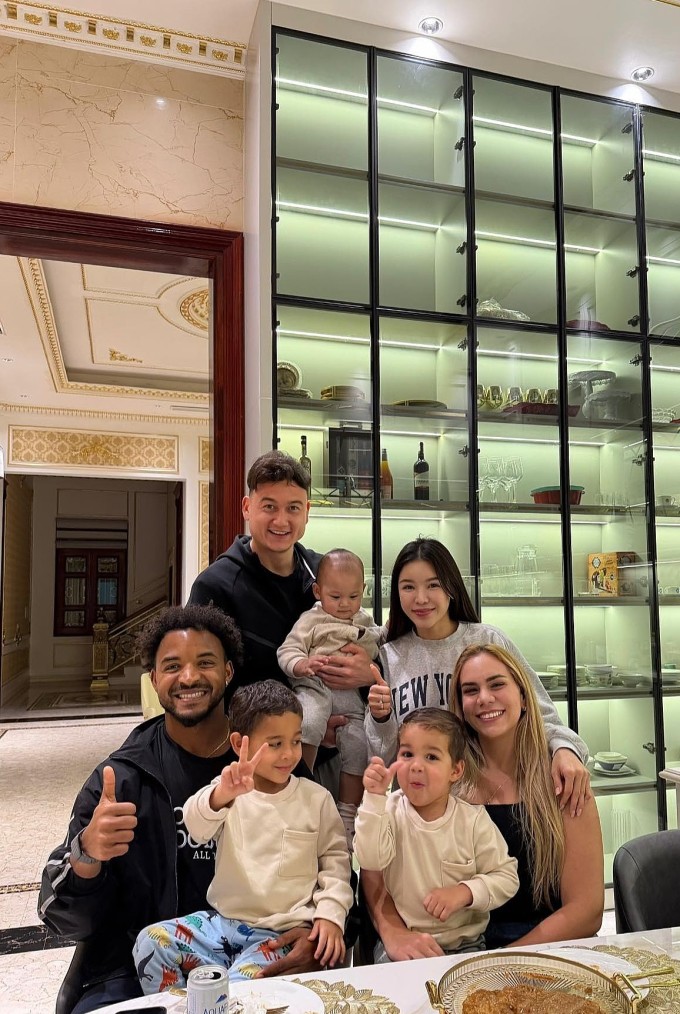 Vợ chồng Đặng Văn Lâm tiết lộ khoảnh khắc cả nhà gặp gỡ vợ con tiền đạo Nguyễn Xuân Son tối 28/1 tại Ninh Bình.